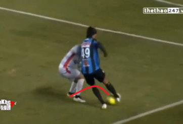 VIDEO: Bị kèm chặt, Ronaldinho dùng tuyệt chiêu xâu kim đối thủ